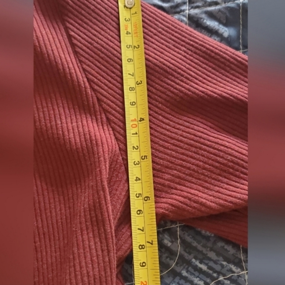 EUC Ribbed Turtleneck - Picture 11 of 11